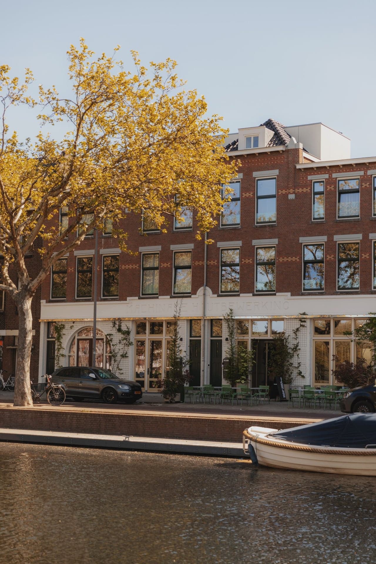 Man Met Bril Koffie Hotel interior