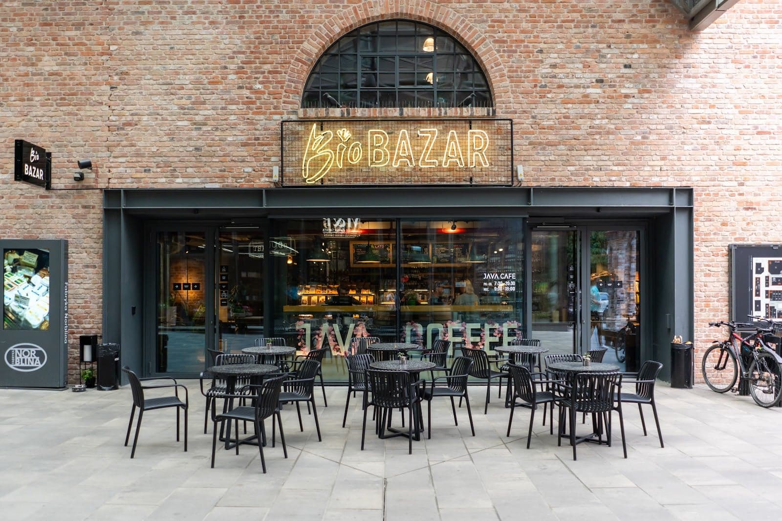 Kawiarnia z dobrą kawą i matchą - JAVA CAFE Speciality Roasters interior