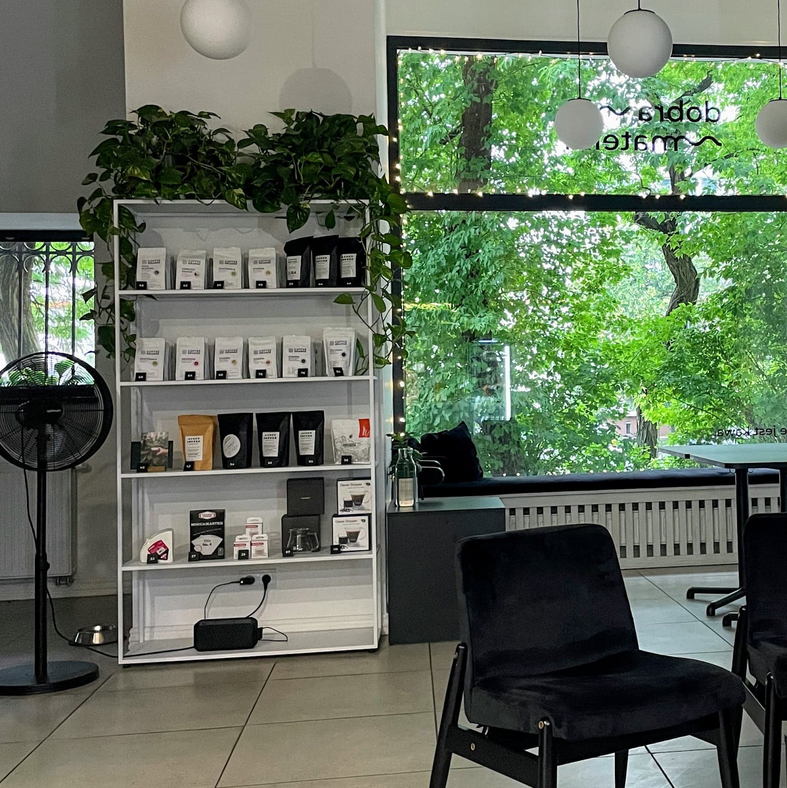 Kawiarnia Dobra Materia interior